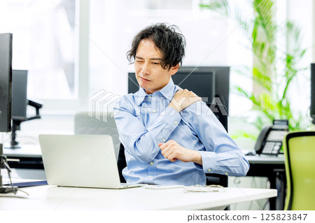 辦公室疲憊的商人 125823847