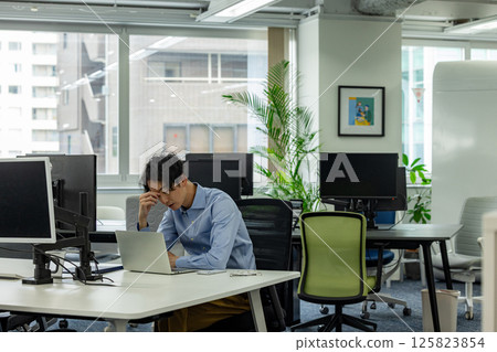 辦公室疲憊的商人 125823854