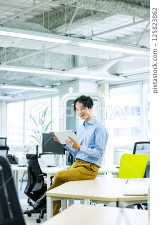Businessman using a tablet in the office 125823862
