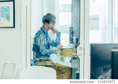 Businessman working in a private room 125823871