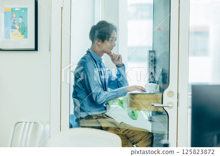 在私人房間工作的商人 125823872