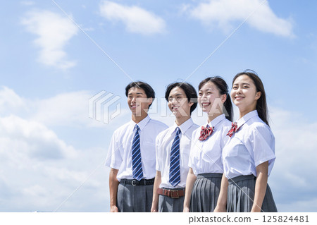 Junior high school students, high school students, boys and girls, group photo, smiling 125824481