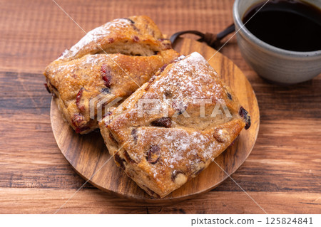 Raisin and cranberry bread 125824841