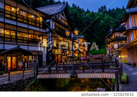 銀山溫泉的夏夜景觀 銀山溫泉的夏夜景觀 125825632