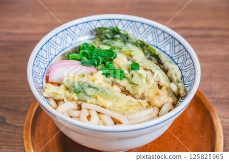 Wild vegetable tempura udon 125825965