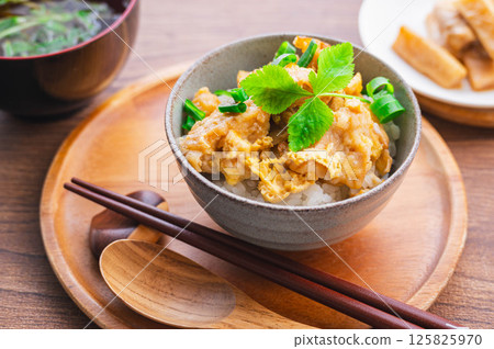 Chicken tempura bowl 125825970