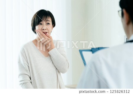 一個女人要檢查 125826312