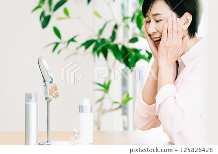 做護膚的資深婦女 125826428