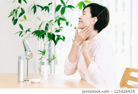 Senior woman doing skin care 125826429