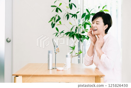 做護膚的資深婦女 125826430