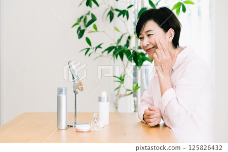 做護膚的資深婦女 125826432