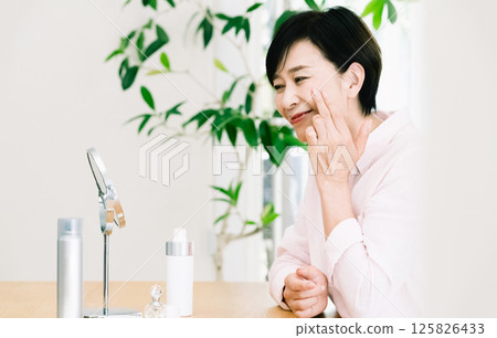 做護膚的資深婦女 125826433