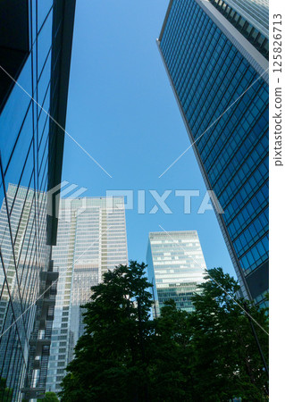 從建築物的山谷仰望天空 125826713