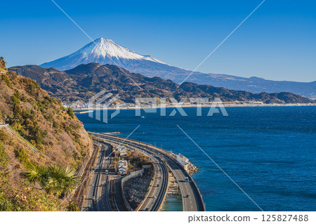 Mount Fuji and Suruga Bay as seen from Satta Pass in Shizuoka City (Shizuoka Prefecture) 125827488