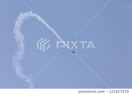 Acrobatic flight Propeller plane 125827878