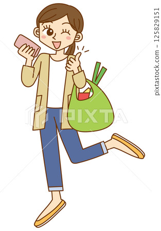 Smiling woman shopping 125829151