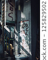 老式的招牌和夜晚的燈光 125829502