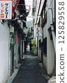 古老而狹窄的購物街 125829558