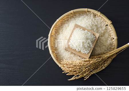 米飯放在一個方形裡 125829655