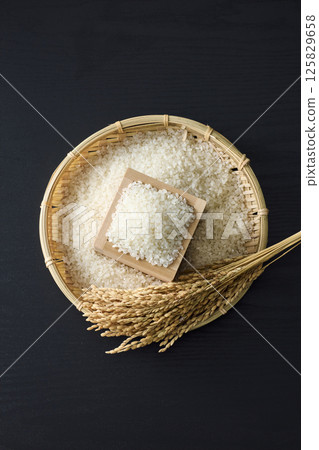Rice served in a masu 125829658