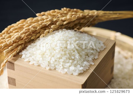 Rice served in a masu 125829673
