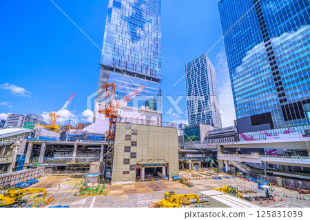 日本東京城市景觀，五月西口…澀谷站西口新建的出入口通道（左）…背景為山手線月台 125831039