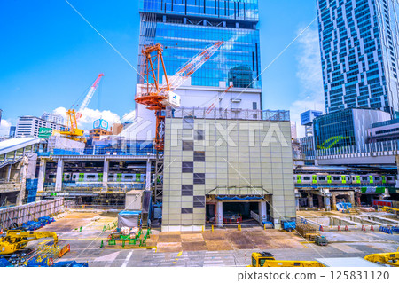 日本東京城市景觀,5月西口…澀谷站西口新建的出入口通道(左)…背景是山手線 日本東京城市景觀,5月西口…澀谷站西口新建的出入口通道(左)…背景是山手線 125831120