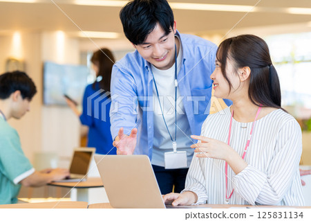 年輕的工程師在辦公室工作。照片由東京電子專門學校電波學園提供。 125831134