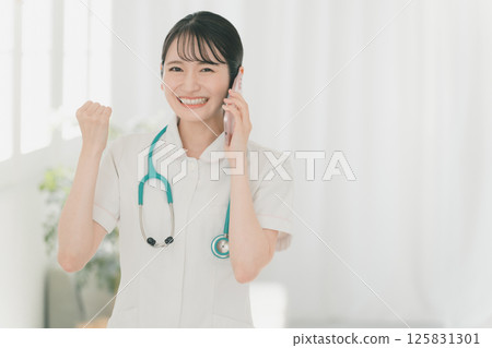 Young nurse and smartphone Young nurse and smartphone 125831301