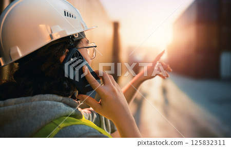 working in container terminal working in container terminal 125832311