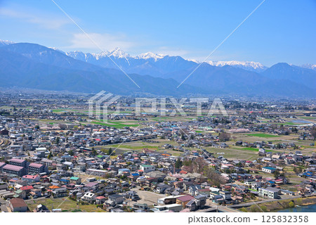 松本市城山公園的景色:白雪皚皚的北阿爾卑斯山和松本盆地 松本市城山公園的景色:白雪皚皚的北阿爾卑斯山和松本盆地 125832358