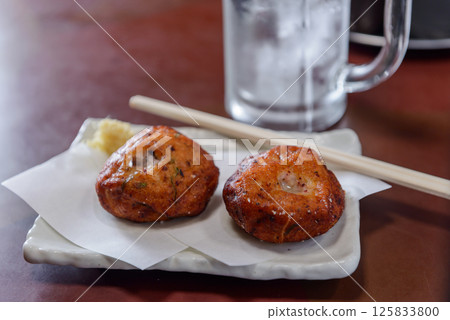 Sake and snacks, mug of chuhai, snacks, snacks, octopus tempura, izakaya, bar Sake and snacks, mug of chuhai, snacks, snacks, octopus tempura, izakaya, bar 125833800