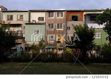 摯愛台灣(建築物排列整齊,彷彿從外面守護著台南市安平樹屋。像馬賽克藝術一樣。) 摯愛台灣(建築物排列整齊,彷彿從外面守護著台南市安平樹屋。像馬賽克藝術一樣。) 125834142