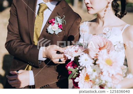 Cherry blossoms and pre-wedding photo shoot 125836040