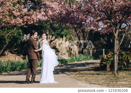 一對年輕夫婦在城島拍攝婚紗照 125836206