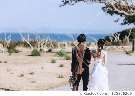 A young couple taking pre-wedding photos at Jogashima 125836209