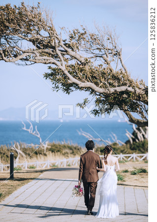 一對年輕夫婦在城島拍攝婚紗照 一對年輕夫婦在城島拍攝婚紗照 125836212