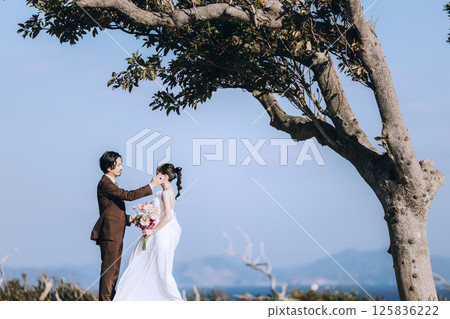 一對年輕夫婦在城島拍攝婚紗照 125836222
