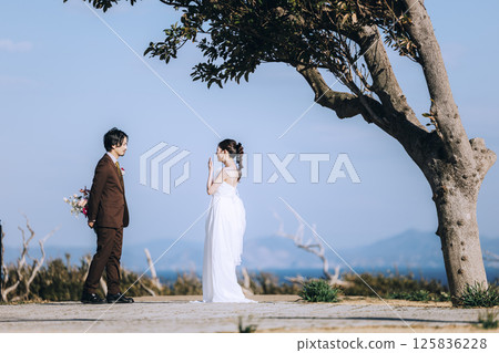 一對年輕夫婦在城島拍攝婚紗照 125836228