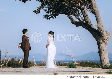 A young couple taking pre-wedding photos at Jogashima A young couple taking pre-wedding photos at Jogashima 125836229