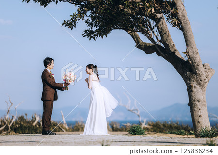 一對年輕夫婦在城島拍攝婚紗照 125836234