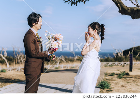 一對年輕夫婦在城島拍攝婚紗照 125836244