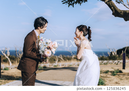 一對年輕夫婦在城島拍攝婚紗照 125836245