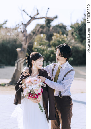 一對年輕夫婦在城島拍攝婚紗照 一對年輕夫婦在城島拍攝婚紗照 125836250