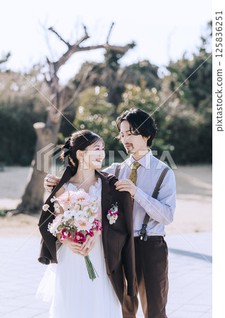 一對年輕夫婦在城島拍攝婚紗照 125836251