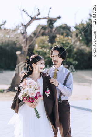一對年輕夫婦在城島拍攝婚紗照 一對年輕夫婦在城島拍攝婚紗照 125836252