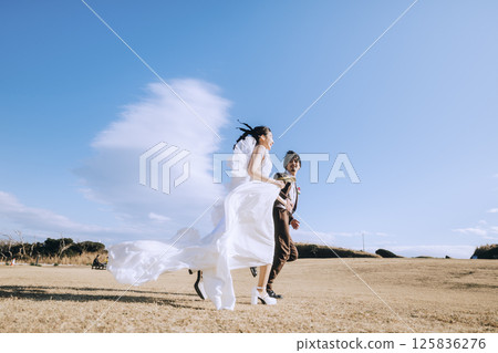 一對年輕夫婦在城島拍攝婚紗照 125836276