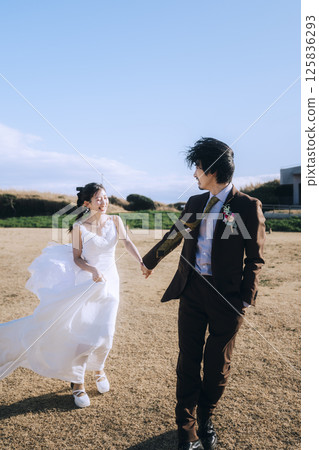 一對年輕夫婦在城島拍攝婚紗照 125836293
