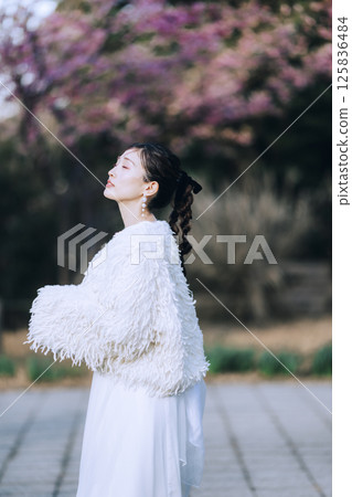 一對年輕夫婦在城島拍攝婚紗照 125836484