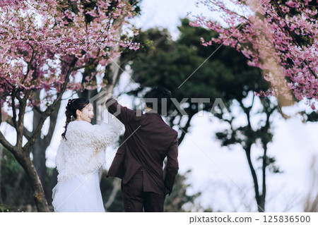 A young couple taking pre-wedding photos at Jogashima 125836500